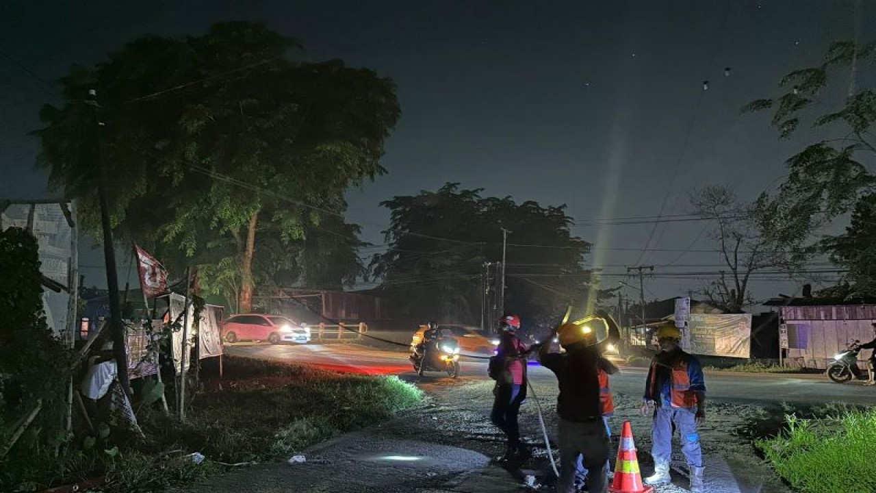 Perbaikan jaringan listrik PLN di Pontianak, Kalbar setelah dihantam layangan. ANTARA/HO-PLN.