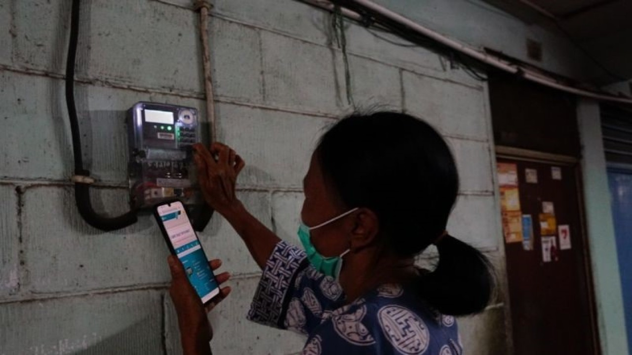 Seorang pelanggan PLN UP3 Cikarang memanfaatkan aplikasi PLN Mobile untuk mengisi daya listrik rumahnya. ANTARA/Pradita Kurniawan Syah