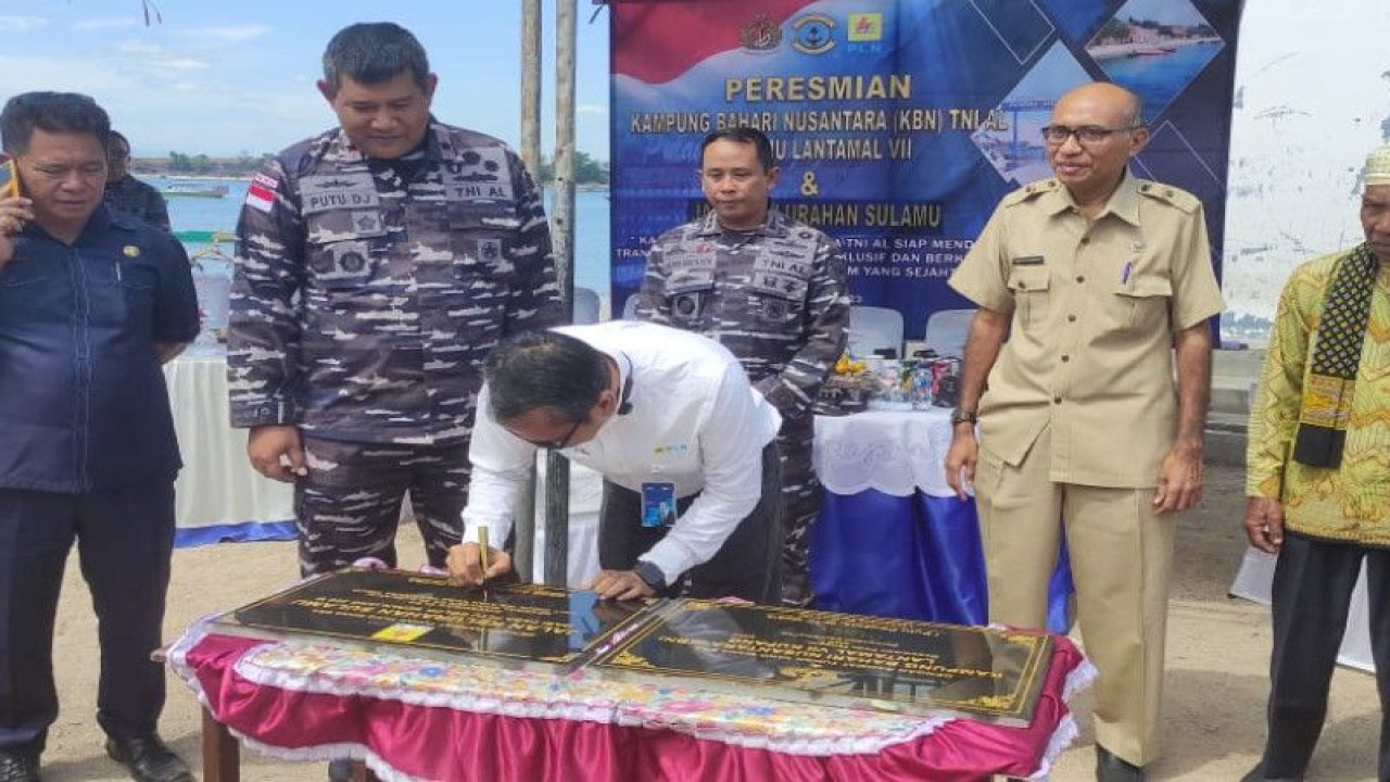Pendantanganan kerja sama antara PLN Unit Induk Wilayah dengan Lantamal VII Kupang dalam rangka pemanfaatan material Fly Ash Bottom Ash (FABA) di Kupang, Jumat (19/5/2023). (ANTARA/HO-Humas PLN UIW NTT)