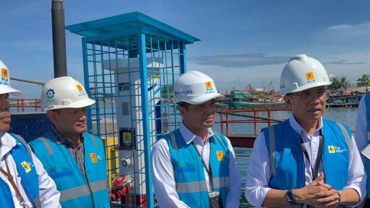 ​​​​​​​General Manajer PLN UID Sumut Awaluddin Hafid (kanan) saat meninjau fasilitas ALMA di Pelabuhan Sibolga, Sumut, Kamis (25/5/2023). ANTARA/HO-Humas PLN UID Sumut.