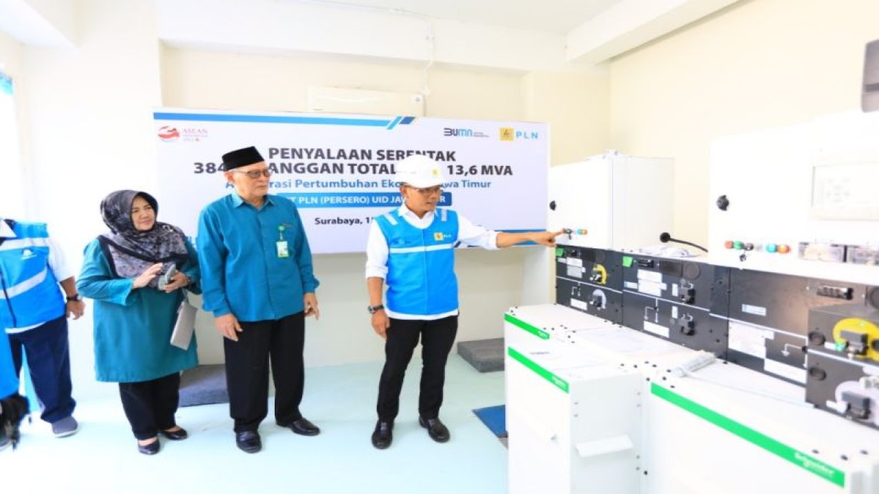 General Manager PLN UID Jawa Timur Lasiran (kanan) bersama Wakil Direktur Bidang Umum dan Keuangan Rumah Sakit Islam (RSI) Ahmad Yani Surabaya, Djunarjo (tengah) saat mengecek listrik di gedung baru rumah sakit setempat, Senin (15/5/2023). (ANTARA/HO-PLN UID Jatim)