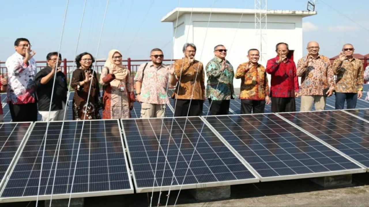 Pertamina meresmikan bantuan pemasangan PLTS atap di Universitas Gadjah Mada (UGM). ANTARA/HO-Pertamina