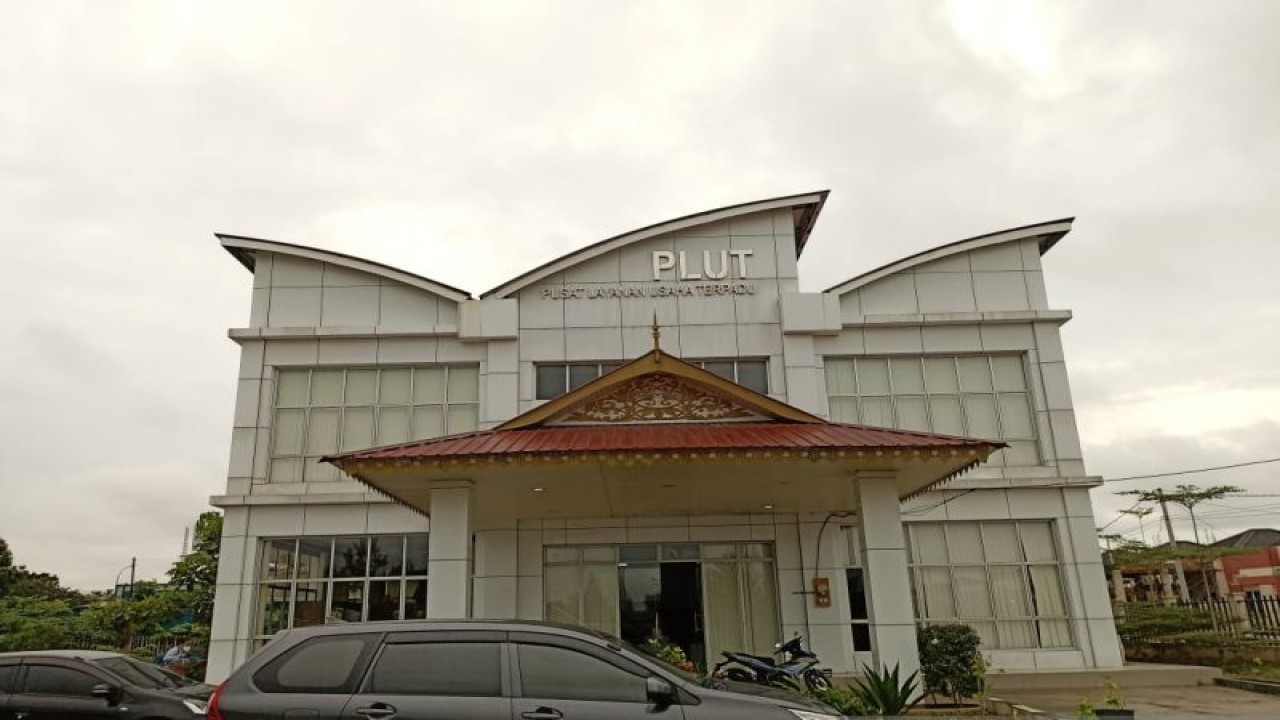Gedung Pusat Layanan Usaha Terpadu (PLUT) Kota Batam, Kepulauan Riau. ANTARA/Jessica