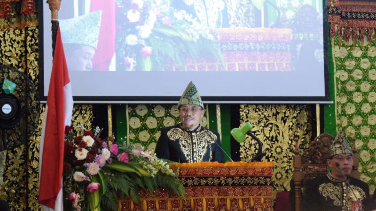 Kepala Dinas Pemberdayaan Masyarakat Desa (PMD) Pemprov Bengkulu RA Denni saat membacakan sambutan Gubernur Bengkulu Rohidin Mersyah diperingatan HUT Kota Curup ke 143, Senin, (29/5/2023). ANTARA/Nur Muhamad
