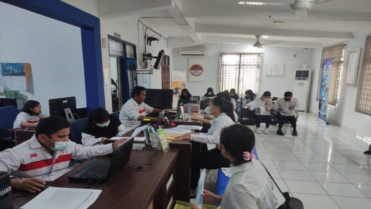 PMI melakukan verifikasi data di Kantor BP3MI Sumut. (ANTARA/HO)