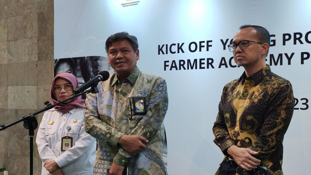 Direktur Jenderal Industri Agro Kemenperin Putu Juli Ardika (tengah), dan Direktur Pengolahan dan Pemasaran Hasil Peternakan Direktorat Jenderal Peternakan dan Kesehatan Hewan (Ditjen PKH) Kementerian Pertanian (Kementan) Tri Melasari (kiri) dalam konferensi pers Kick Off Program Young Progressive Farmer Academy di Jakarta, Rabu (31/5/2023). (ANTARA/Ade Irma Junida)