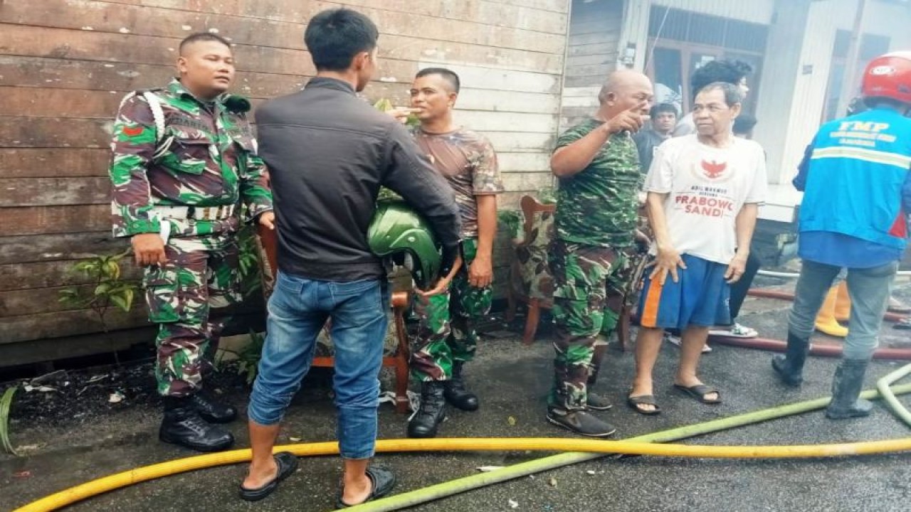 Tim dari Korem 091/ASN berbincang dengan warga setempat setelah memadamkan api di Jalan Gelatik Samarinda, Kamis (11/5/2023). (Antara/Ho-Penrem 091/ASN Samarinda)