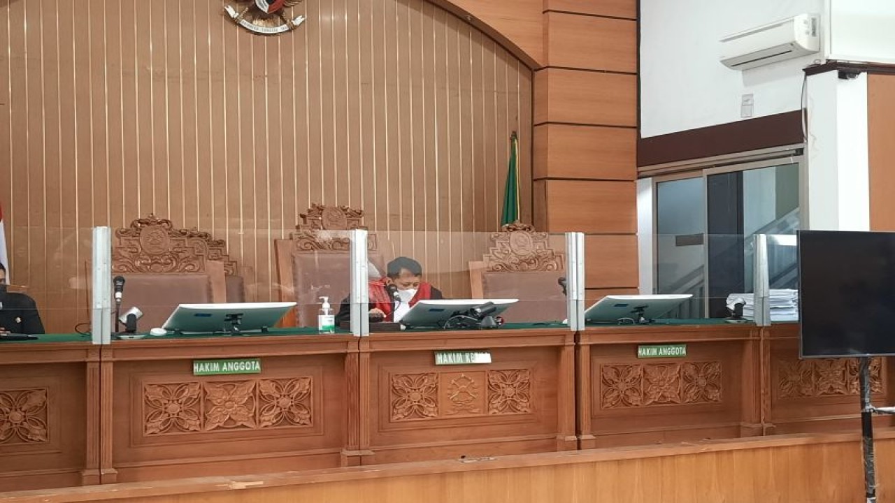 Hakim Tunggal Hendra Utama Sutardodo dalam pembacaan amar putusan di Pengadilan Negeri Jakarta Selatan, Rabu. (ANTARA/Fath Putra Mulya)