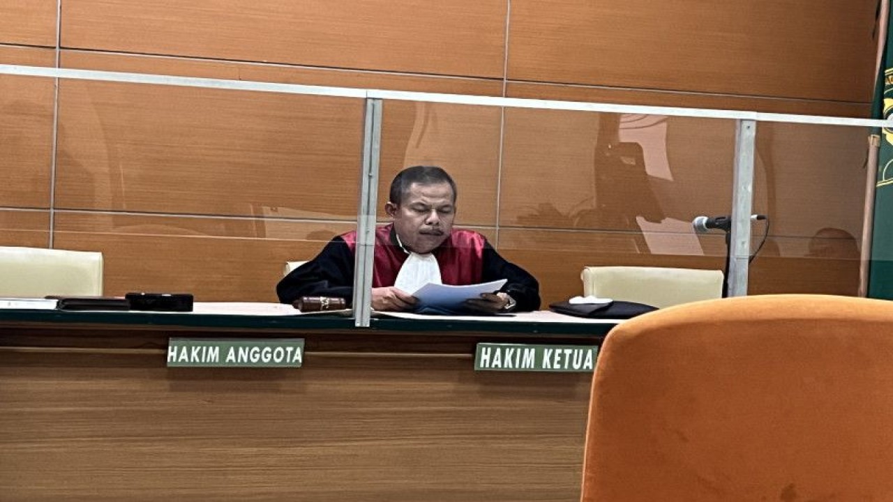 Hakim tunggal Pengadilan Negeri Jakarta Selatan Afrizal Hadi dalam sidang putusan perkara 36/Pid.Pra/2023/PN JKT.SEL di Pengadilan Negeri Jakarta Selatan, di Jakarta, Rabu (31/5/2023). ANTARA/Putu Indah Savitri.