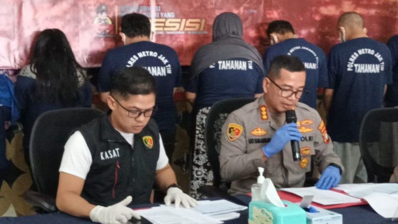 Kapolres Metro Jakarta Timur Kombes Pol Leonardus Simarmata (kanan) didampingi Kasatreskrim Polres Metro Jakarta Timur AKBP Dhimas Prasetyo saat jumpa pers di Mapolres Metro Jaktim, Jatinegara, Jakarta Timur, Jumat (19/5/2023). ANTARA/Syaiful Hakim
