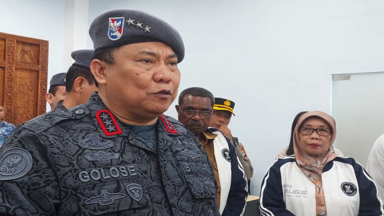 Kepala Badan Narkotika Nasional Republik Indonesia, Komjen Pol. Petrus Reinhard Golose usai memberikan kuliah umum di Poltekes Sorong, Senin (22/5) (ANTARA/Yuvensius Lasa Banafanu)