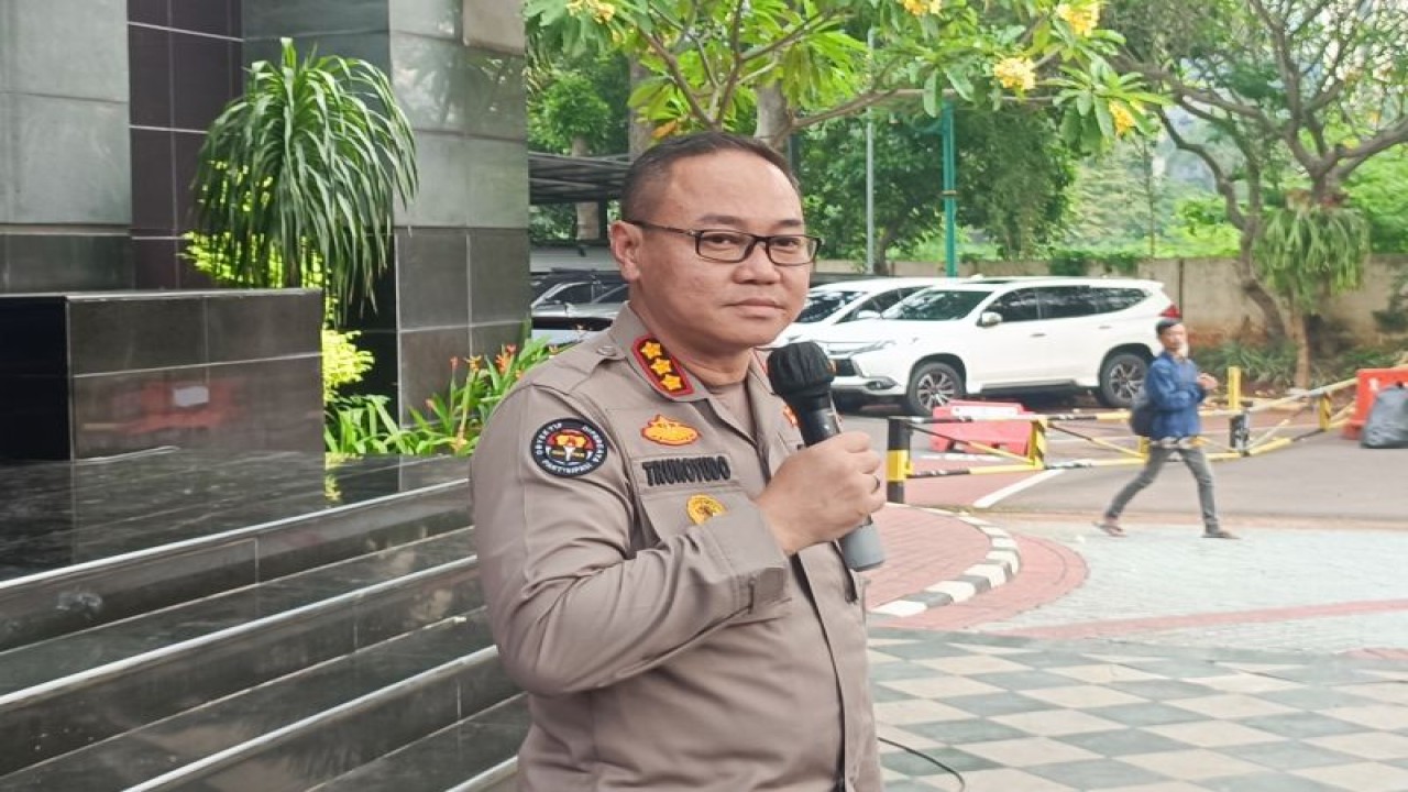 Kabid Humas Polda Metro Jaya Kombes Pol Trunoyudo Wisnu Andiko saat diwawancarai di Jakarta, Senin (22/5/2023). ANTARA/Ilham Kausar