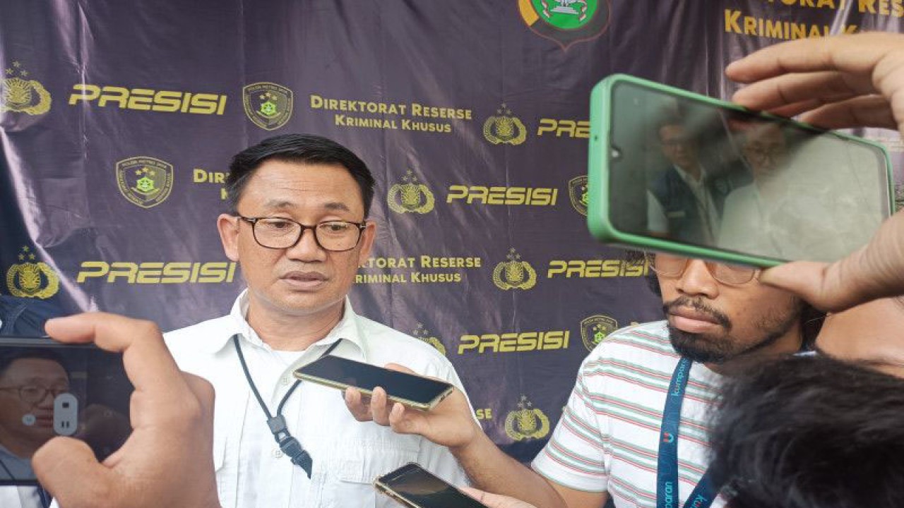 Direktur Reserse Kriminal Khusus Polda Metro Jaya Kombes Pol Auliansyah Lubis saat diwawancarai di Jakarta, Senin (22/5/2023). ANTARA/Ilham Kausar