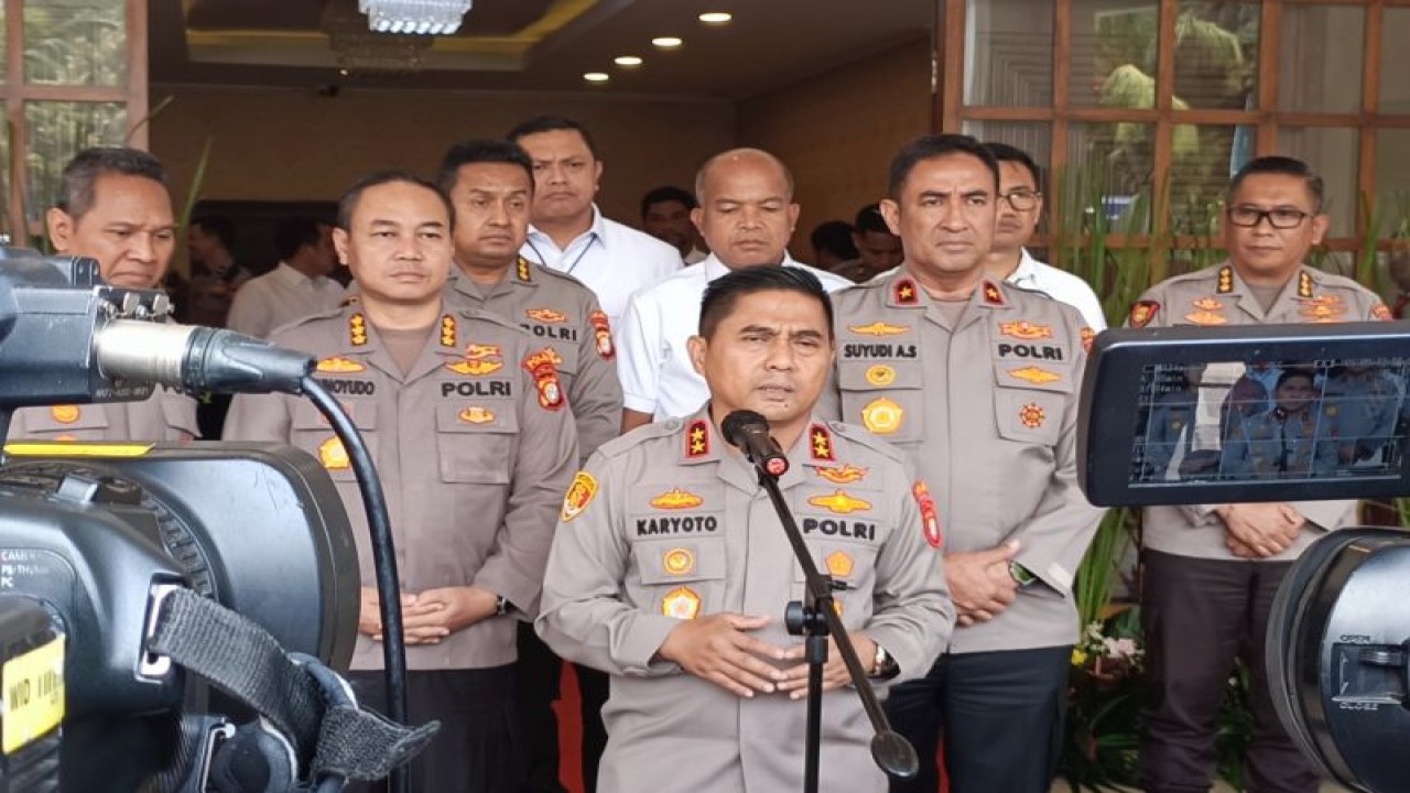 Kapolda Metro Jaya Irjen Pol Karyoto (depan) beserta jajaran saat diwawancarai di Balai Polda Metro Jaya, Kamis (11/5/2023) ANTARA/Ilham Kausar