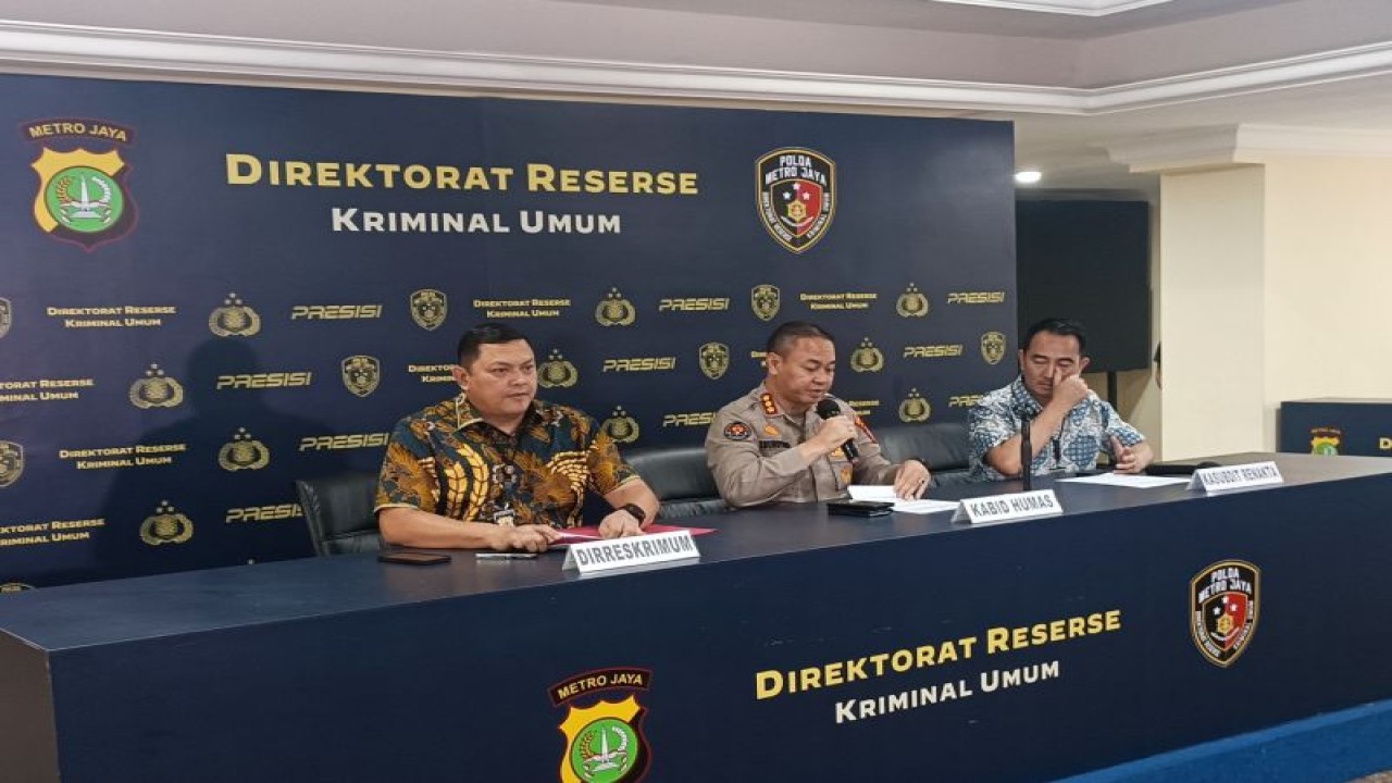 Direktur Reserse Kriminal Umum Polda Metro Jaya Kombes Pol Hengki Haryadi (kiri) bersama Kabid Humas Polda Metro Jaya Kombes Pol Trunoyudo Wisnu Andiko (tengah) saat konferensi pers di Polda Metro Jaya, Jumat (26/5/2023) ANTARA/Ilham Kausar