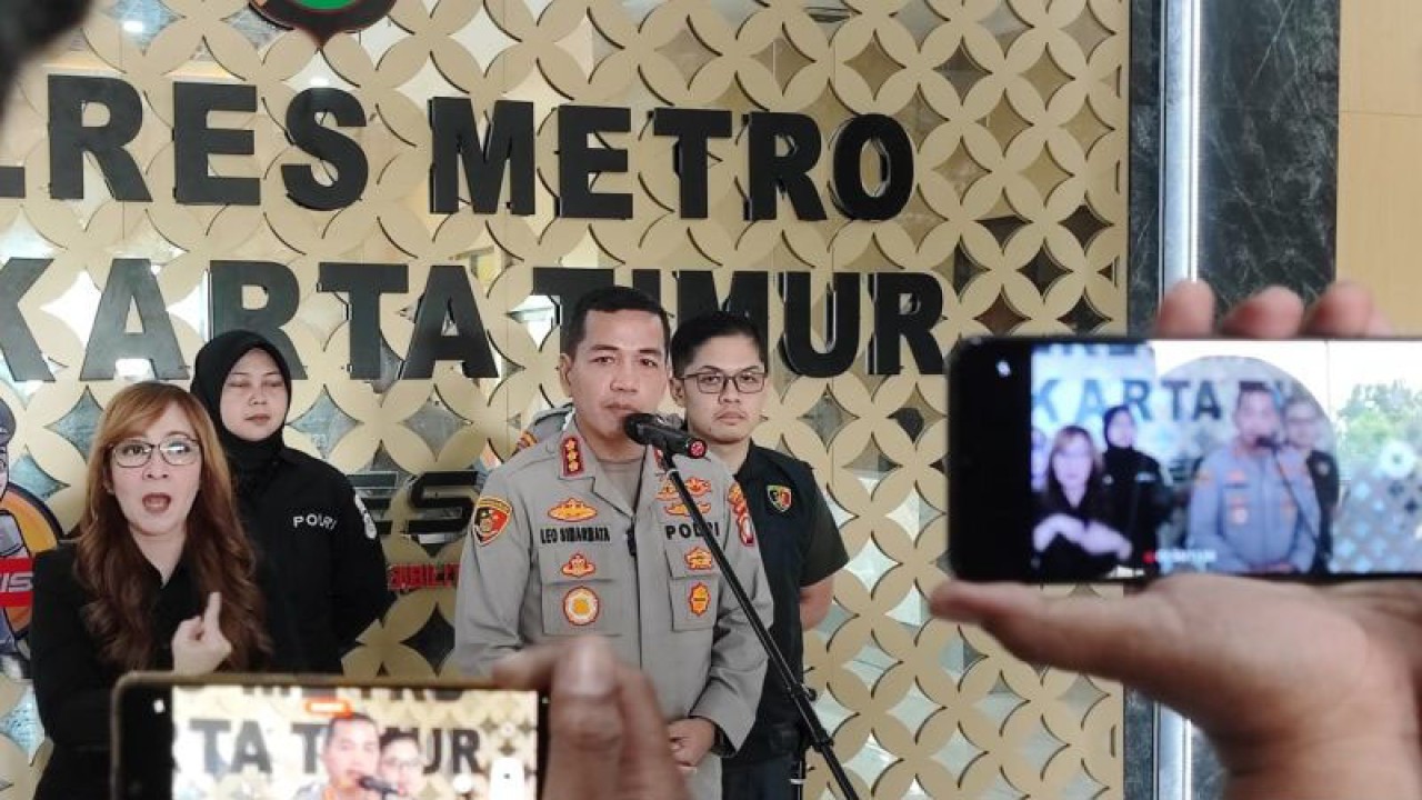 Kapolres Metro Jakarta Timur Kombes Pol Leonardus Simarmata saat jumpa pers di Mapolres Metro Jaktim, Jatinegara, Jumat (26/5/2023). ANTARA/Syaiful Hakim