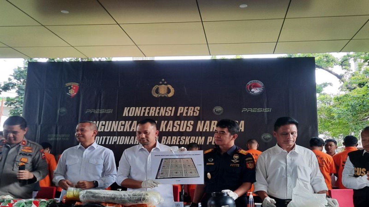 Kasubdit I Dittipidnarkoba Bareskrim Polri Kombes Pol. Jean Calvijn Simanjuntak memperlihatkan gambar gorden yang dijadikan media endapan sabu dari Afganistan ke Indonesia di Mabes Polri, Jakarta, Senin (29/5/2023). ANTARA/Laily Rahmawaty