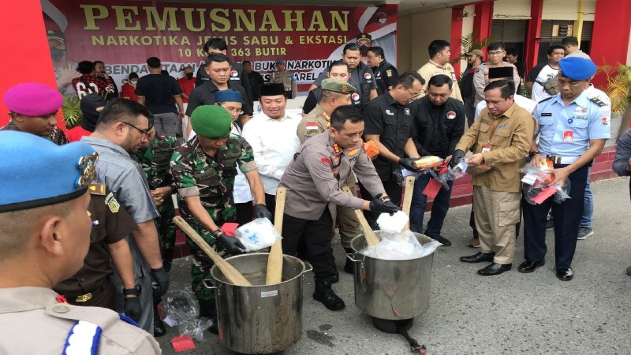 Kapolresta Barelang Kombes Pol. Nugroho Tri Nuryanto memasukkan sabu ke dalam air mendidih. (ANTARA/Yude)