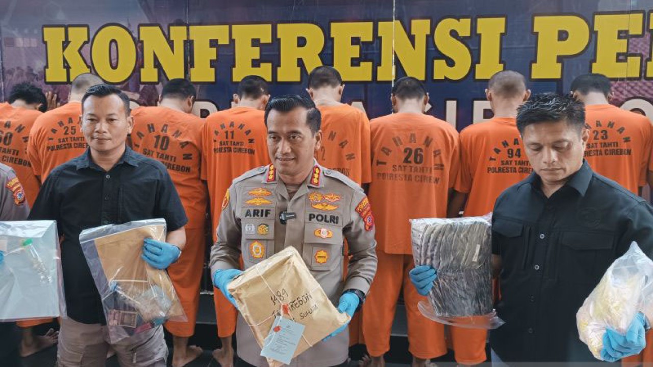 Kapolresta Cirebon Kombes Pol Arif Budiman menunjukkan barang bukti di Cirebon, Jawa Barat, Selasa (30/5/2023). (ANTARA/Khaerul Izan)