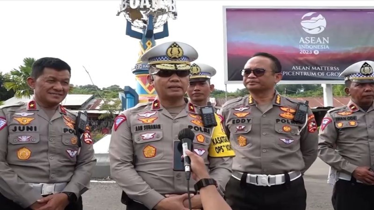 Dirgakkum Korlantas Polri Brigjen Pol. Aan Suhanan selaku petugas Satgas III Walrolakir (pengawalan, rute, patroli dan parkir) Operasi Komodo 2023. (ANTARA/HO-Korlantas Polri)