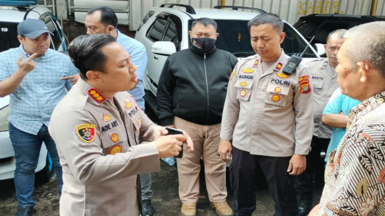 Kapolres Metro Jakarta Selatan, Kombes Pol Ade Ary Syam Indradi melakukan dialog dengan warga Mampang, Jakarta, Rabu (3/5/2023). ANTARA/HO-Polsek Mampang