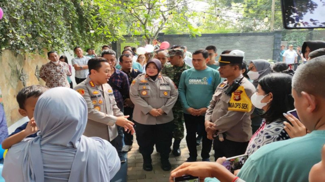 Kapolrestro Jaksel Kombes Pol Ade Ary Syam Indradi memberikan bantuan kepada anak terduga tengkes (stunting), Jakarta, Sabtu (20/5/2023). ANTARA/HO-Polres Metro Jakarta Selatan
