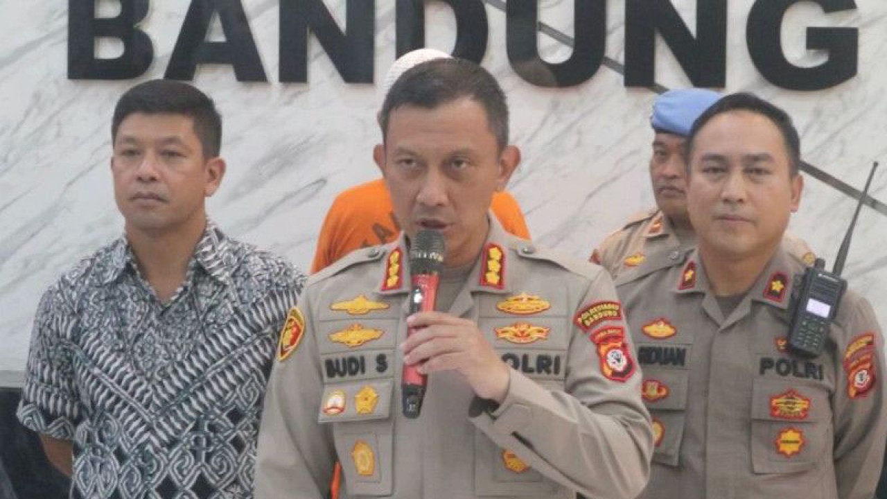 Arsip: Kapolrestabes Bandung Kombes Pol Budi Sartono memberikan keterangan di Mapolrestabes Bandung, beberapa waktu lalu. (ANTARA/Ricky Prayoga)