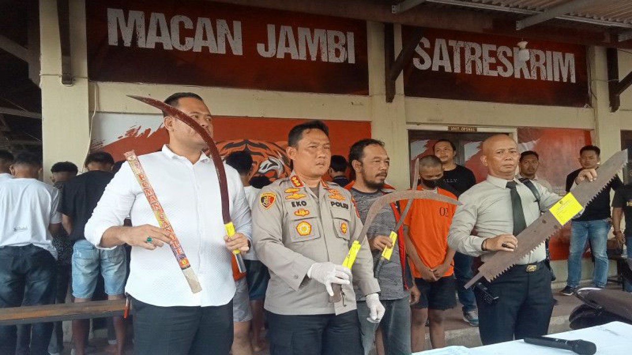 Kapolresta Jambi Kombes Pol Eko Wahyudi saat memberikan keterangan pers terkait penangkapan kelompok remaja tawuran di Kota Jambi, Senin (22/5/2023). (ANTARA/Tuyani)