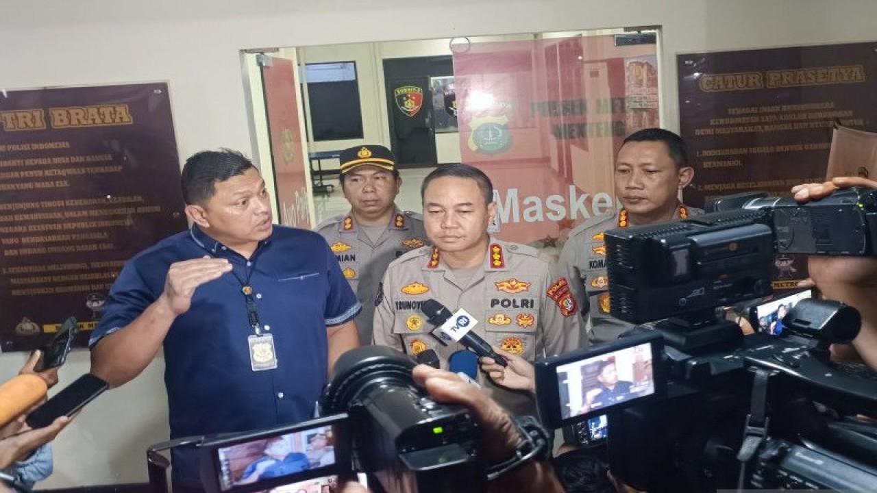 Direktur Reserse Kriminal Umum Polda Metro Jaya Kombes Pol Hengki Haryadi (kiri) bersama Kabid Humas Polda Metro Jaya Kombes Pol Trunuyodo Wisnu Andiko (tengah) saat konferensi pers di Polsek Menteng terkait kasus penembakan di gedung MUI, Jakarta Pusat, Selasa (2/5/2023). ANTARA/Ilham Kausar