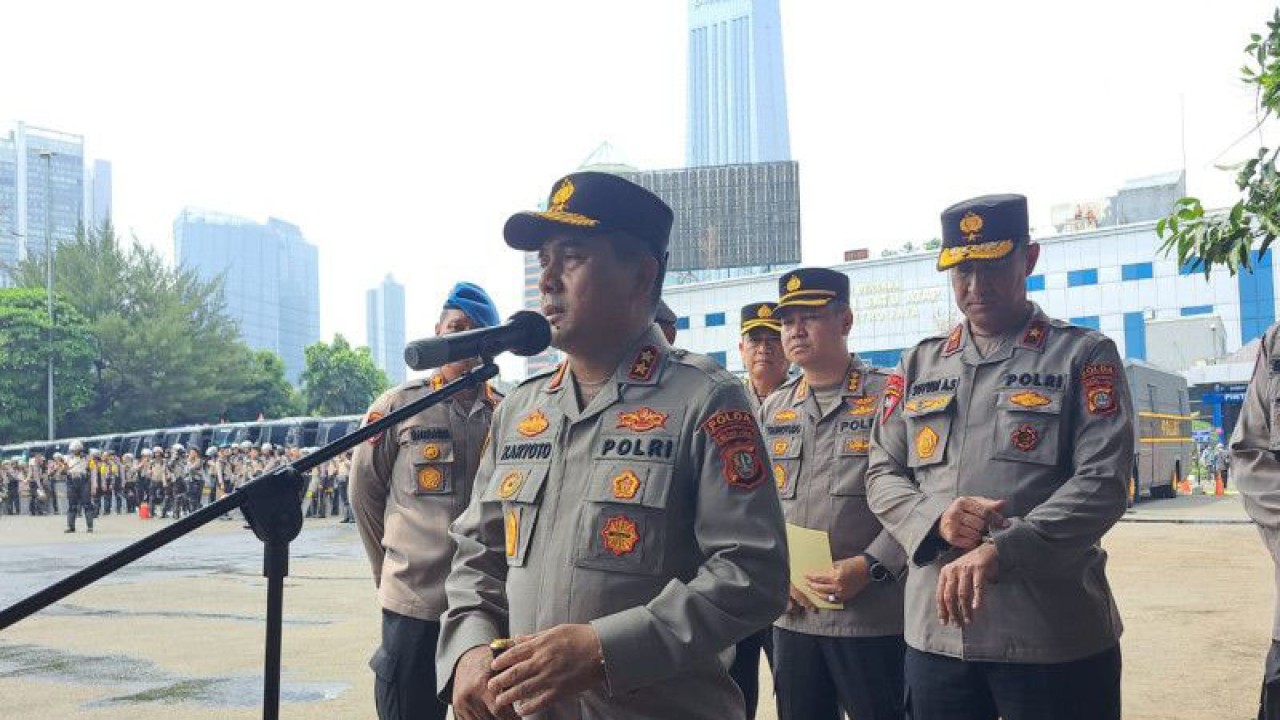 Kapolda Metro Jaya Irjen Pol Karyoto saat diwawancarai di Polda Metro Jaya, Jakarta, Senin (8/5/2023). ANTARA/Ilham Kausar