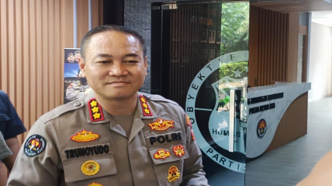 Kabid Humas Polda Metro Jaya saat diwawancarai di Jakarta, Jumat (5/5/2023). ANTARA/Ilham Kausar