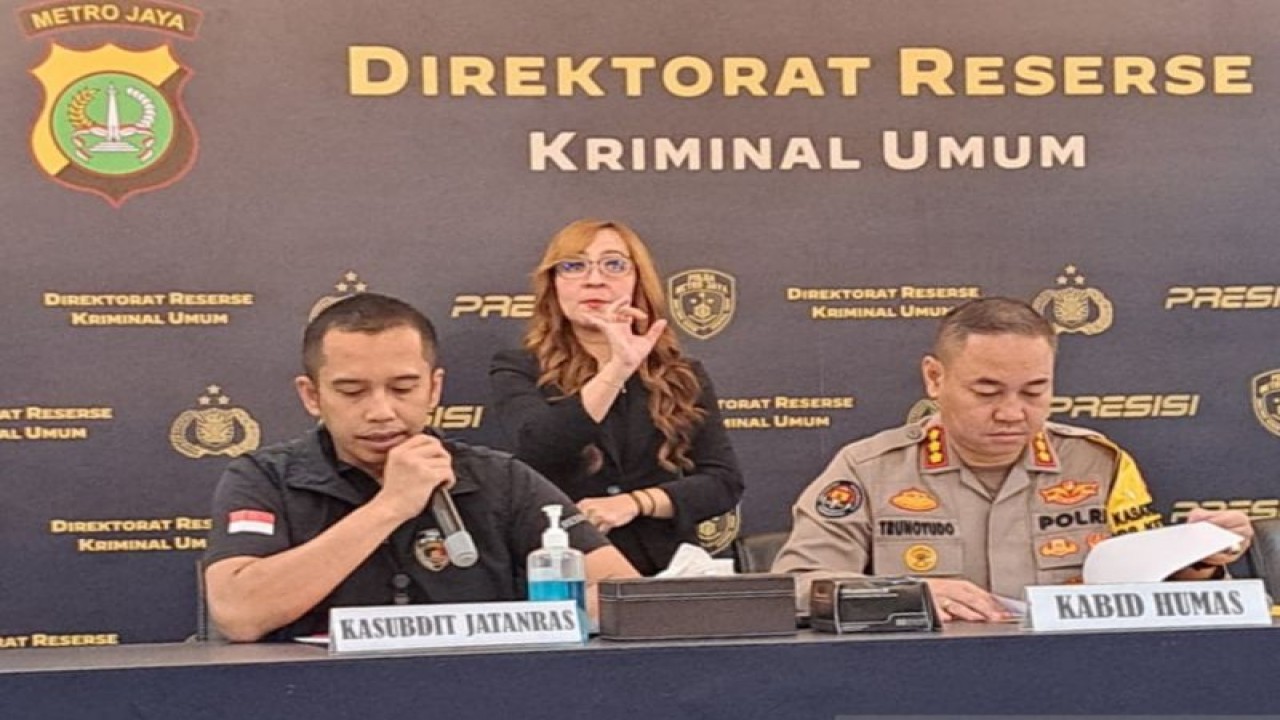 Kasubdit Jatanras AKBP Indrawienny Panjiyoga (kiri) bersama Kabid Humas Polda Metro Jaya Kombes Pol Trunoyudo Wisnu Andiko saat konferensi pers di Jakarta, Kamis (20/4/2023) ANTARA/Ilham Kausar