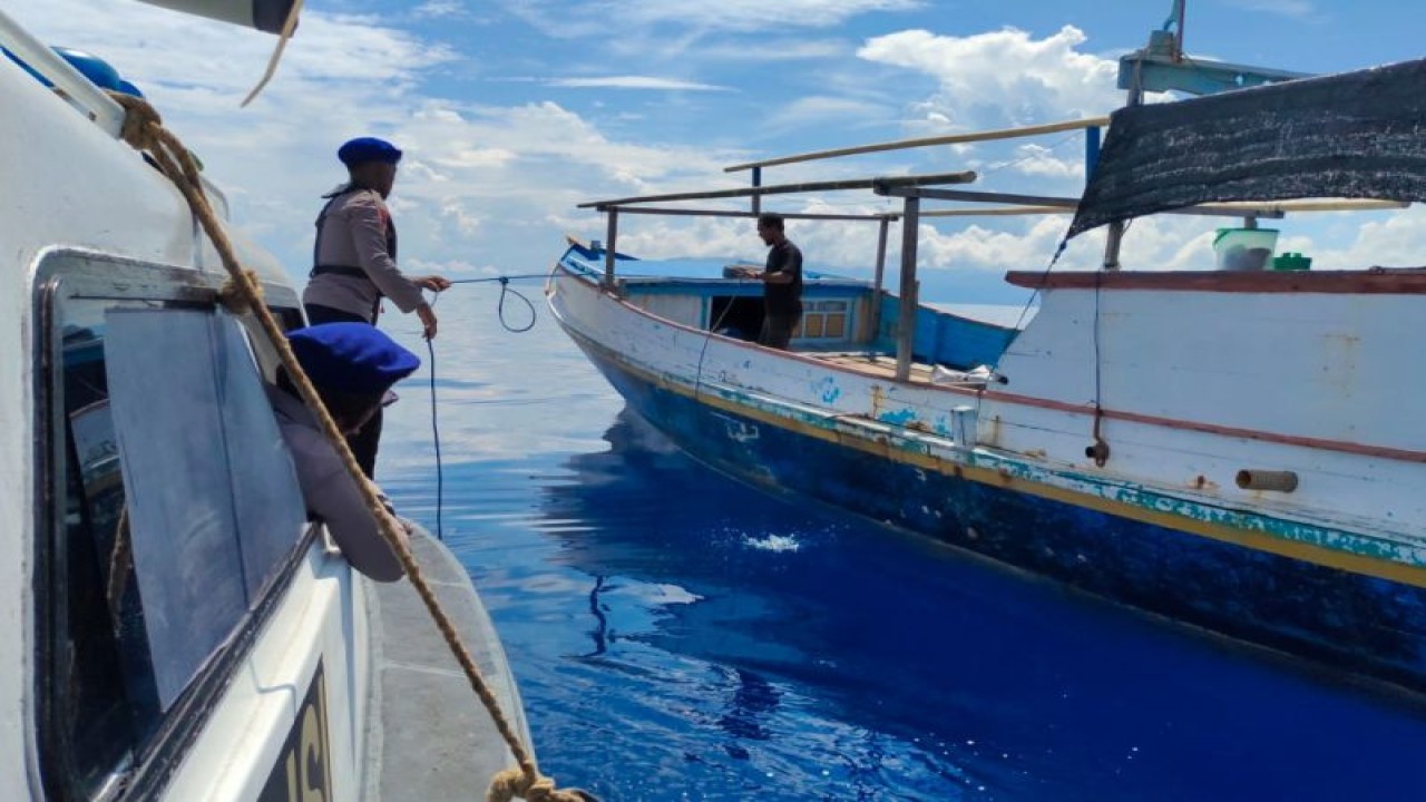 Personel Ditpolairud Polda Maluku saat menyambangi kapal motor di perairan Maluku, Rabu (10/5/2023). ANTARA/HO-Polda Maluku.