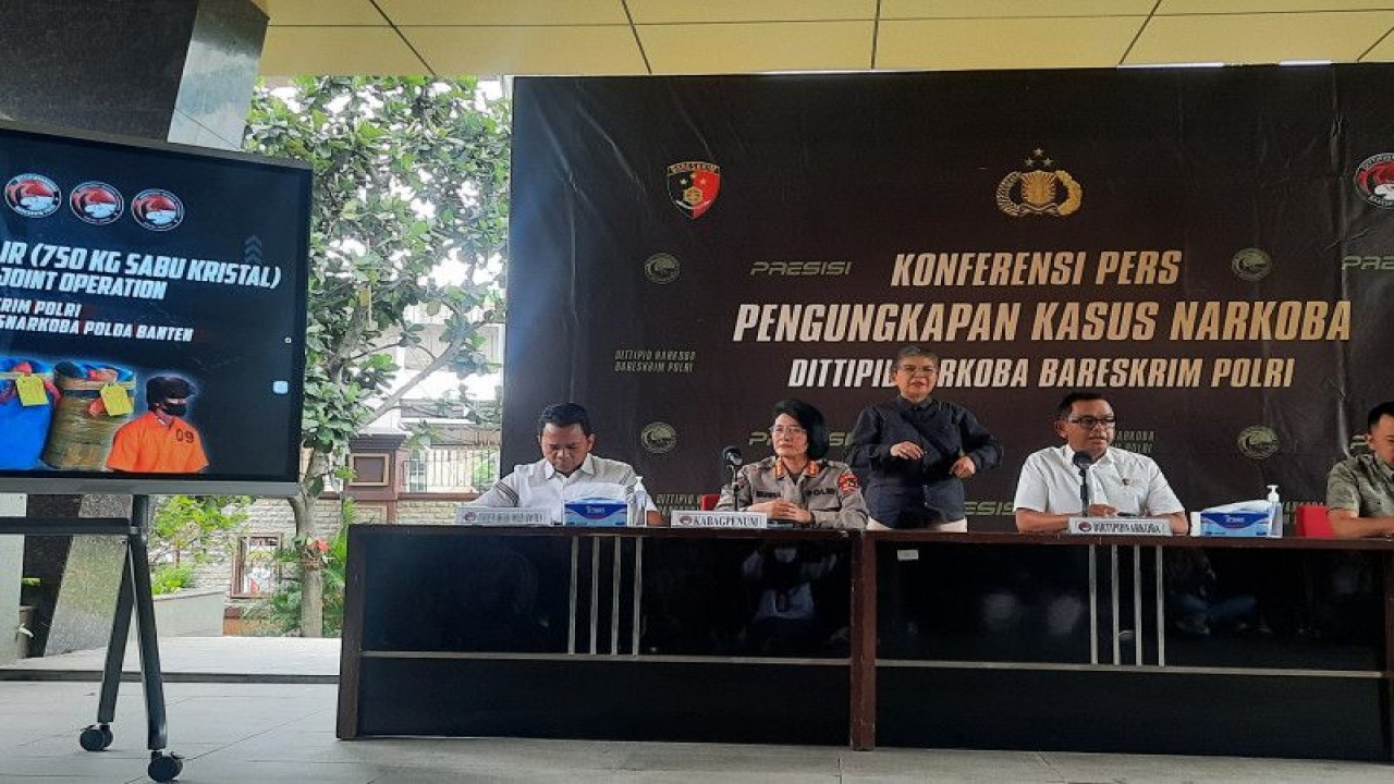Direktorat Tindak Pidana Narkoba Bareskrim Polri bersama Polda Jambi dan Polda Banten merilis pengungkapan tindak pidana peredaran narkoba jaringan Iran-Indonesia di Mabes Polri, Jakarta, Kamis (11/5/2023). (ANTARA/Laily Rahmawaty)