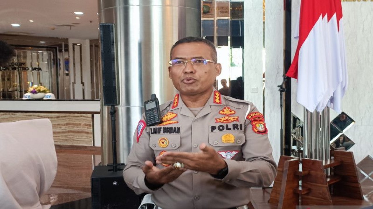 Direktur Lalu Lintas Polda Metro Jaya Kombes Pol Latif Usman saat diwawancarai di Gedung Presisi Polda Metro Jaya, Selasa (16/5/2023) ANTARA/Ilham Kausar