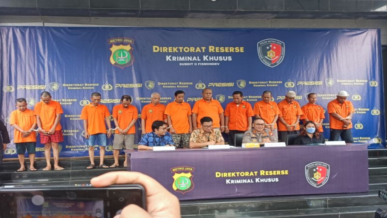 Direktur Reserse Kriminal Khusus Polda Metro Jaya Kombes Pol Auliansyah Lubis (kedua dari kiri) bersama Kabid Humas Polda Metro Jaya Kombes Pol Trunoyudo Wisnu Andiko saat konferensi pers di Jakarta, Jumat (19/5/2023). ANTARA/Ilham Kausar