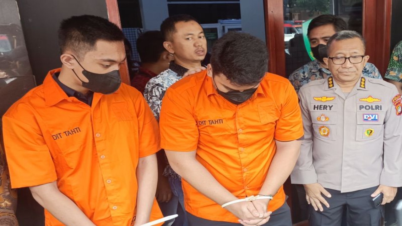 Kepala Bidang Kedokteran dan Kesehatan (Kabiddokkes) Polda Metro Jaya Kombes Pol Hery Wijatmoko (paling kanan) bersama Mario Dandy Satiyo dan Shane Lukas (kiri ke kanan) saat ditemui di Gedung Biddokkes, Jakarta, Jumat (26/5/2023) ANTARA/Ilham Kausar