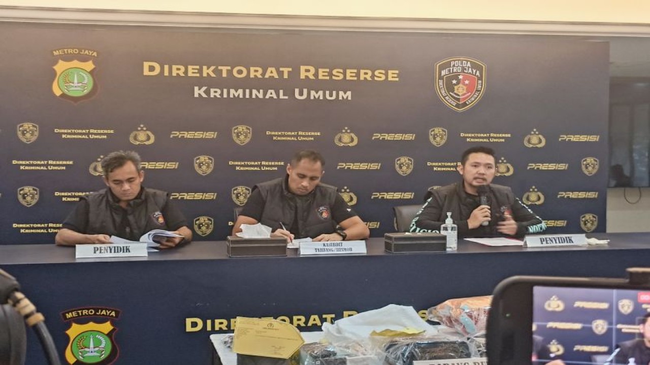 Kanit 2 Subdit Resmob Ditreskrimum Polda Metro Jaya Kompol Maulana Mukarom (kanan) bersama Kasubdit Resmob Ditreskrimum Polda Metro Jaya AKBP Titus Yudho Ully (tengah) saat konferensi pers di Jakarta, Selasa (30/5/2023). ANTARA/Ilham Kausar