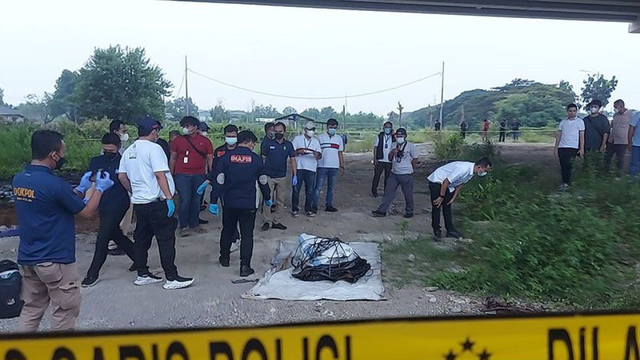 Tim dari Inafis Polda Metro Jaya dan Dokkes Polda Metro Jaya menggelar olah tempat kejadian perkara (TKP) awal penemuan mayat di kolong Tol Cibitung-Cilincing, Jakarta Utara, Sabtu (27/5/2023). ANTARA/Abdu Faisal/aa.