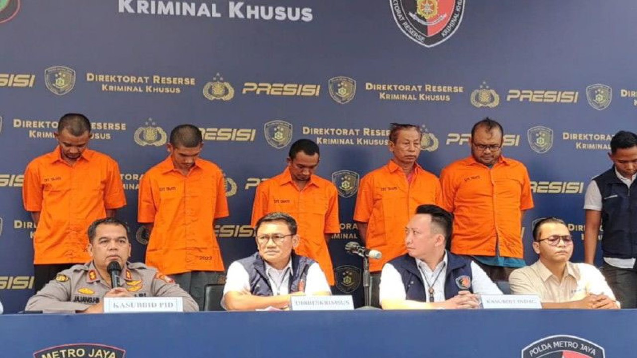 Direktur Reserse Kriminal Khusus Polda Metro Jaya Kombes Pol Auliansyah Lubis (kedua dari kiri) saat konferensi pers di Jakarta, Rabu (31/5/2023). ANTARA/Ilham Kausar
