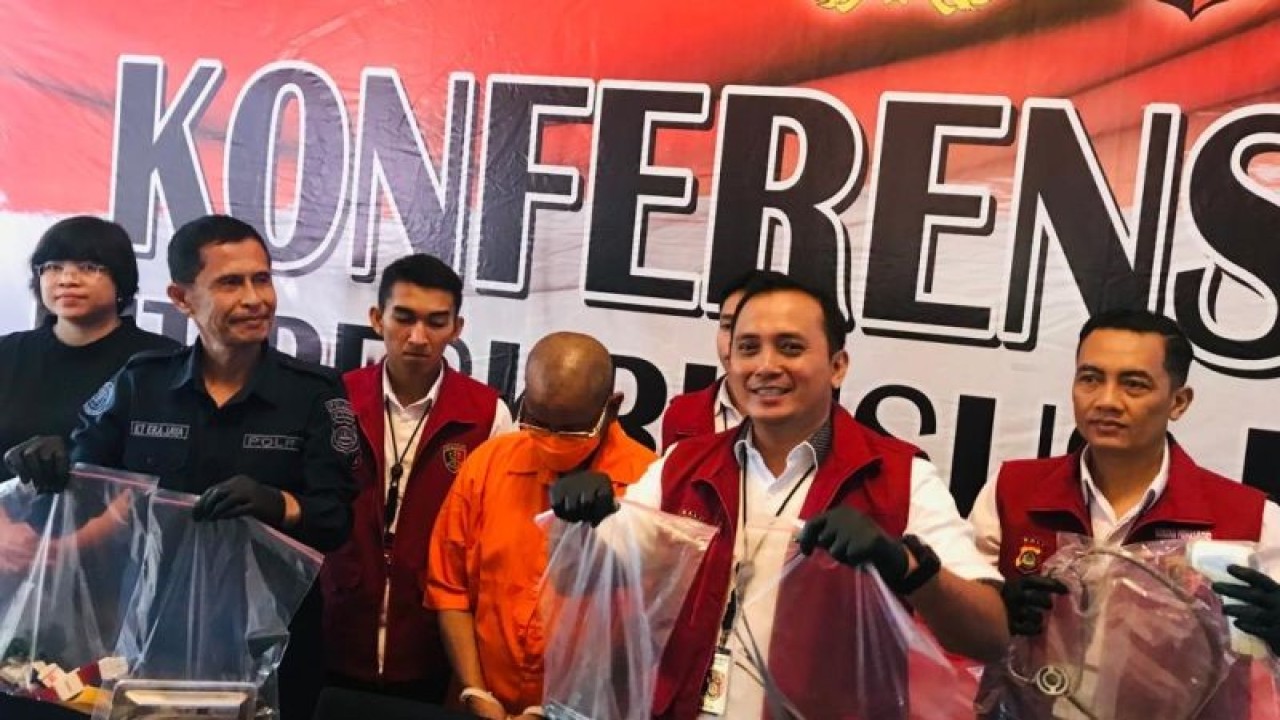Wakil Direktur Reserse Kriminal Khusus (Wadirkrimsus) Kepolisian Daerah Bali AKBP Ranefli Dian Candra (tengah) didampingi Kasubdit V Siber Ditreskrimsus Polda Bali AKBP Nanang Prihasmoko (kanan) dan Kasubbid Humas Polda Bali AKBP I Ketut Ekajay (kiri) menunjukkan barang bukti dan tersangka dokter IKAW dalam konferensi pers kasus aborsi ilegal di Denpasar, Bali, Senin (15/5/2023). ANTARA/Rolandus Nampu