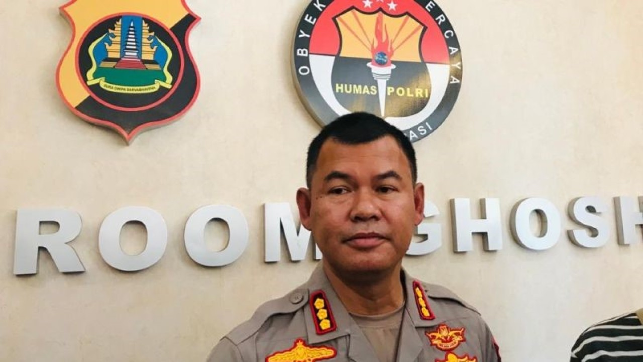 Kepala Bidang Hubungan Masyarakat Kepolisan Daerah Bali Komisaris Besar Polisi Stefanus Satake Bayu Setianto memberikan keterangan terkait penyidikan kasus reklamasi Pantai Melasti oleh PT Tebing Mas Estate di Denpasar, Bali, Senin (29/5/2023). ANTARA/Rolandus Nampu