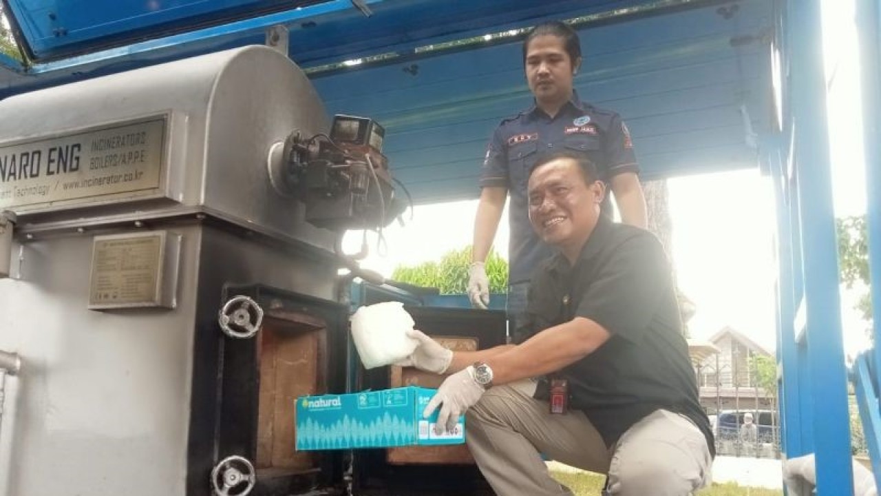Direktur Resnarkoba Polda Jambi Kombes Pol Thomas Panji memasukkan barang bukti sabu-sabu ke mesin pembakar milik BNNP Jambi, Rabu (3/5/2023). ANTARA/Tuyani