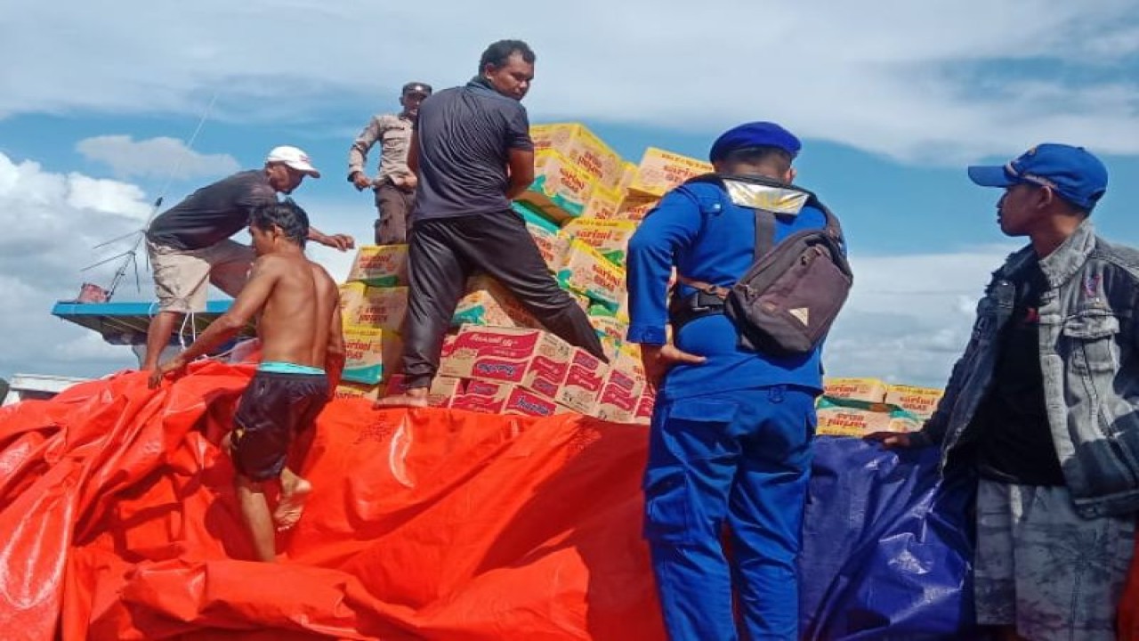 Proses evakuasi kapal tenggelam pembawa barang sembako di perairan Padu Empat Kecamatan Batu Ampar Kabupaten Kubur Raya, Sabtu (13/5/2023). ANTARA/HO-Humas Polda Kalbar
