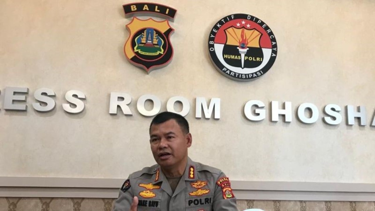 Kepala Bidang Hubungan Masyarakat Kepolisan Daerah Bali Komisaris Besar Polisi Stefanus Satake Bayu Setianto memberikan keterangan terkait alasan penyidik tidak menahan lima orang tersangka kasus reklamasi Pantai Melasti di Denpasar, Bali, Senin (29/5/2023). ANTARA/Rolandus Nampu