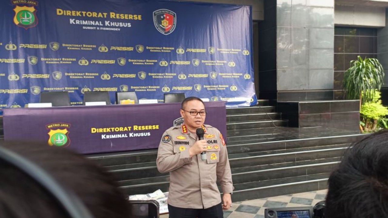 Kabid Humas Polda Metro Jaya Kombes Pol Trunoyudo Wisnu Andiko saat diwawancarai di Jakarta, Jumat (19/5/2023). ANTARA/Ilham Kausar