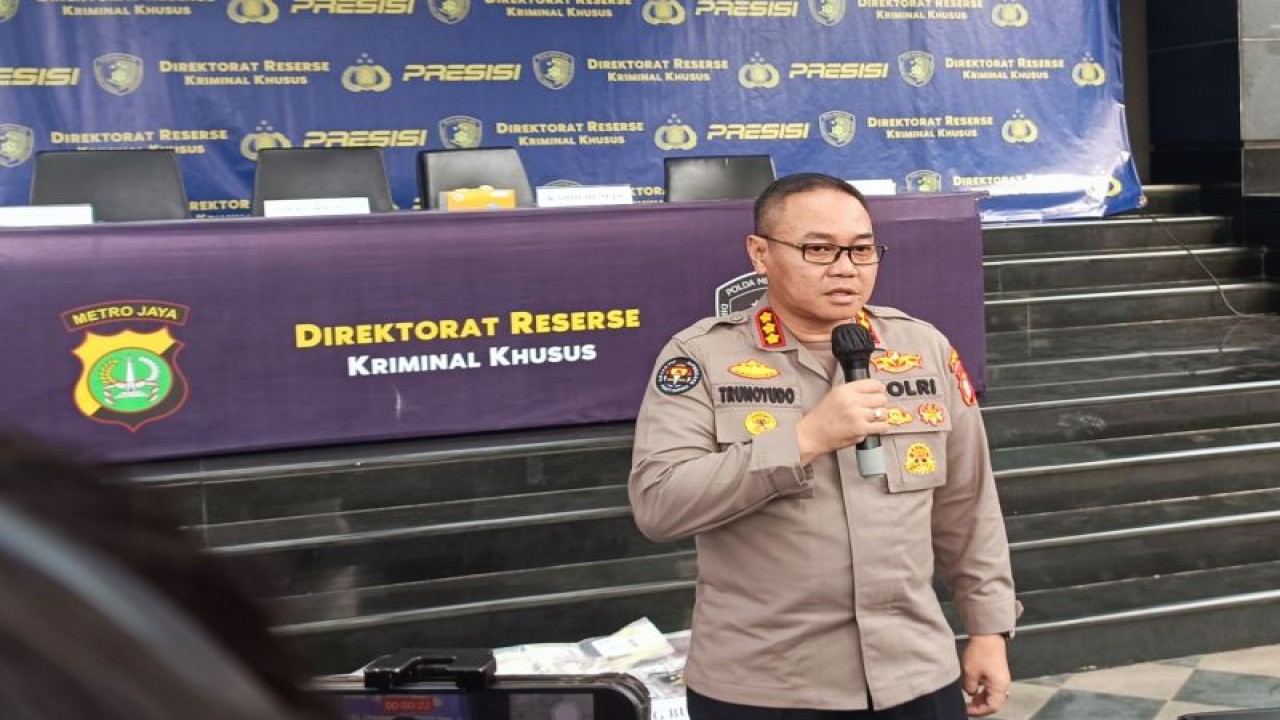 Kabid Humas Polda Metro Jaya Kombes Pol Trunoyudo Wisnu Andiko saat diwawancarai di Jakarta, Jumat (19/5/2023) ANTARA/Ilham Kausar
