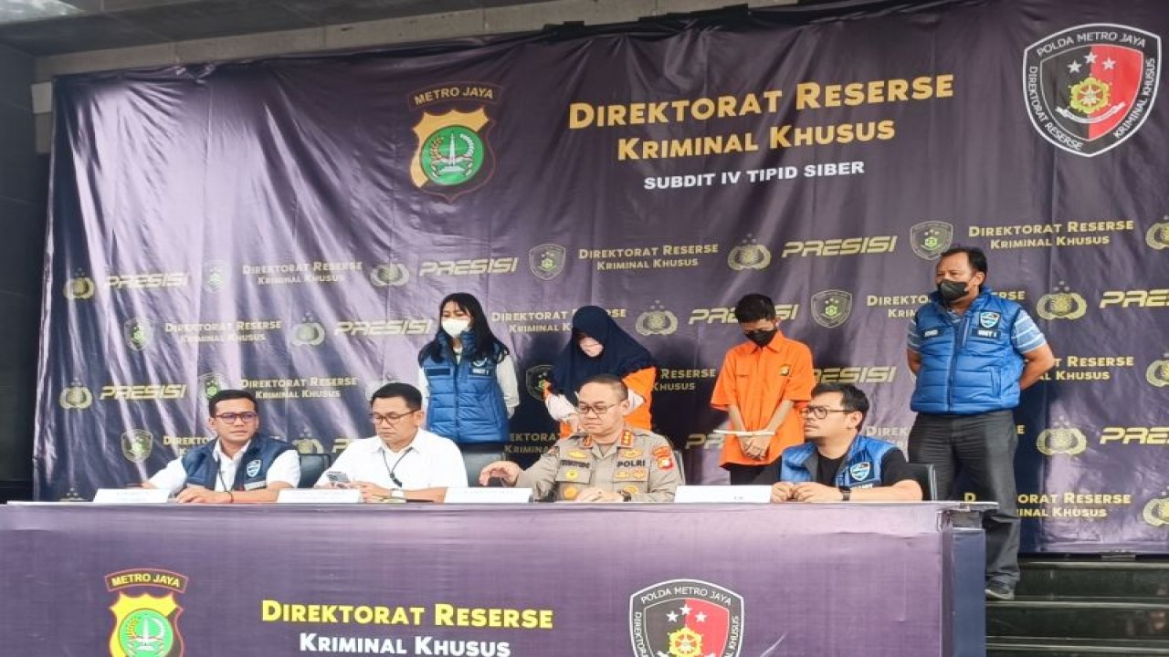 Direktur Reserse Kriminal Khusus Polda Metro Jaya Kombes Pol Auliansyah Lubis (kedua dari kiri) bersama Kabid Humas Polda Metro Jaya Kombes Pol Trunoyudo Wisnu Andiko (kedua dari kanan) beserta jajaran saat konferensi pers di Jakarta, Senin (22/5/2023). ANTARA/Ilham Kausar