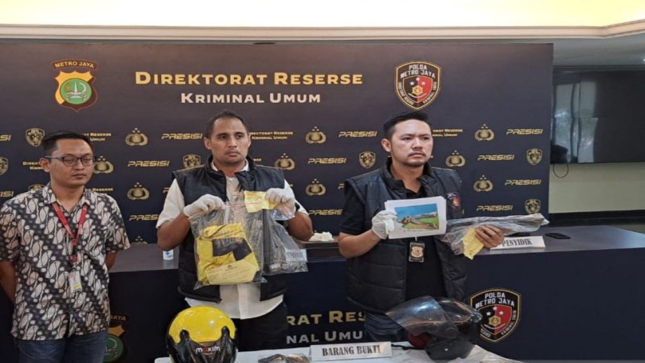 Kanit 2 Resmob Ditreskrimum Polda Metro Jaya Kompol Maulana Mukarom (kanan) bersama Kasubdit Resmob AKBP Titus Yudho Ully (tengah) saat menujukkan barang bukti dalam konferensi pers di Polda Metro Jaya, Senin (29/5/2023). ANTARA/Ilham Kausar