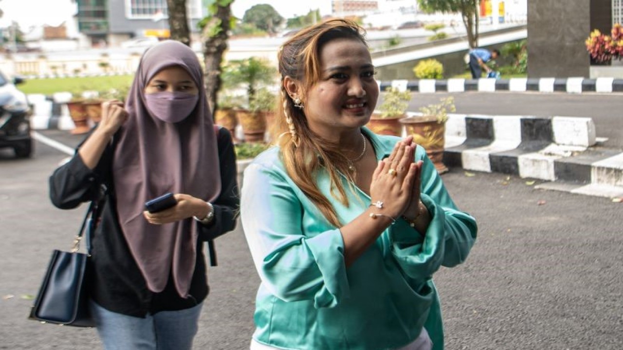 Selebgram LL (kanan) tiba untuk menjalani pemeriksaan di Polda Sumatera Selatan, Palembang, Rabu (3/5/2023). (ANTARA FOTO/Nova Wahyudi)